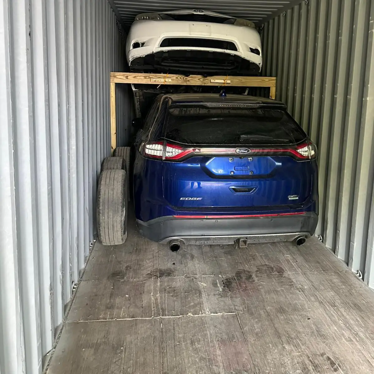 Conteneurs de fret chargés sur un navire